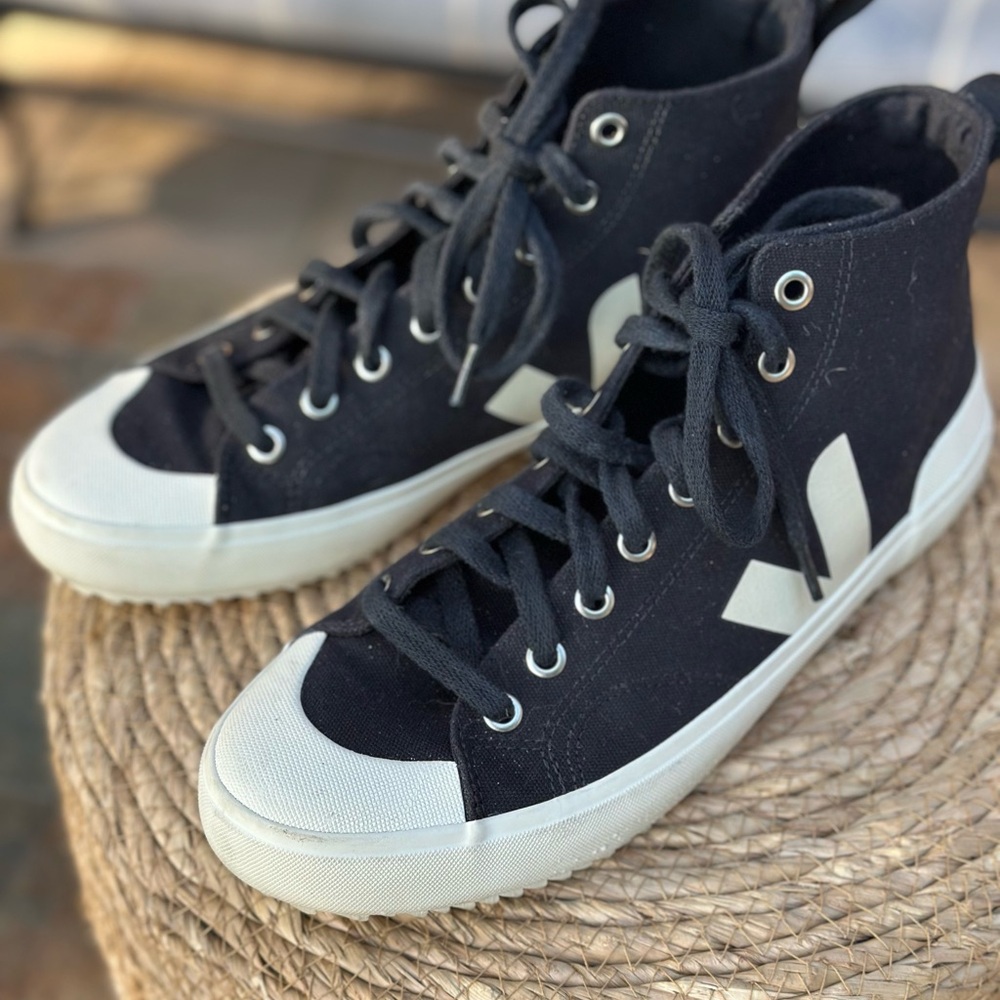 Veja WATA II CANVAS BLACK PIERRE. Black and White High-Top Sneakers